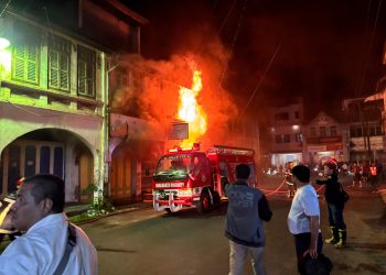 Petugas Pemadam Kebakaran masih melakukan pemadaman dilokasi kebakaran ( Herry Sinaga)