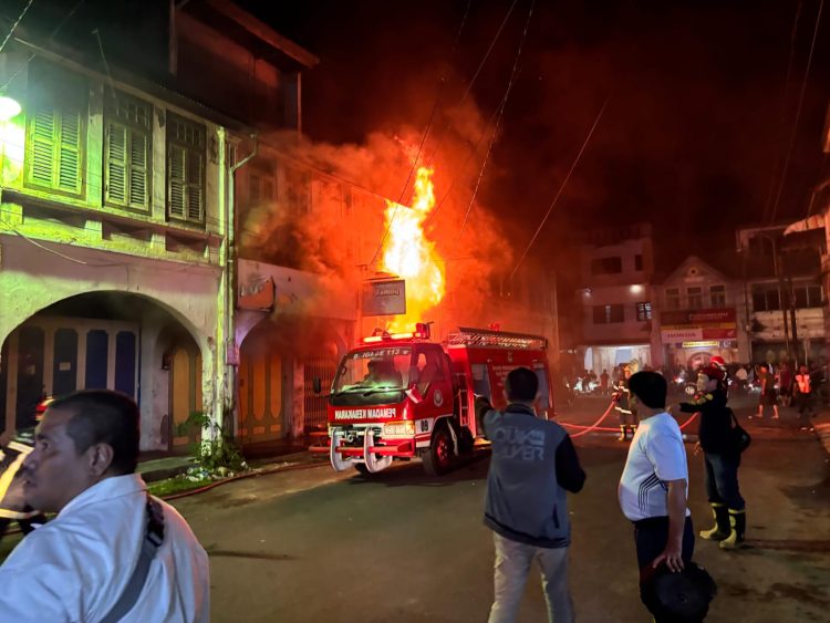 Petugas Pemadam Kebakaran masih melakukan pemadaman dilokasi kebakaran ( Herry Sinaga)