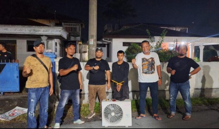 Terduga pelaku pencurian dan barang bukti yang diamankan Polisi.