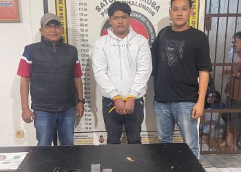 Terduga pelaku penjual Sabu dam barang bukti yang diamankan Polisi.