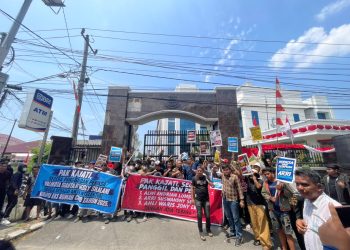 Massa CS KERAS saat melakukan aksi unjuk rasa di depan kantor Kejaksaan Tinggi Sumatera Utara ( Istimewa )