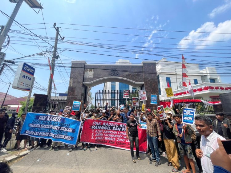 Massa CS KERAS saat melakukan aksi unjuk rasa di depan kantor Kejaksaan Tinggi Sumatera Utara ( Istimewa )