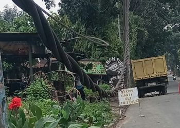Kabel PLN yang berada di Kelurahan Tambun Nabolon Kecamatan Siantar Martoba Pematangsiantar tepatnya di jalan Medan.