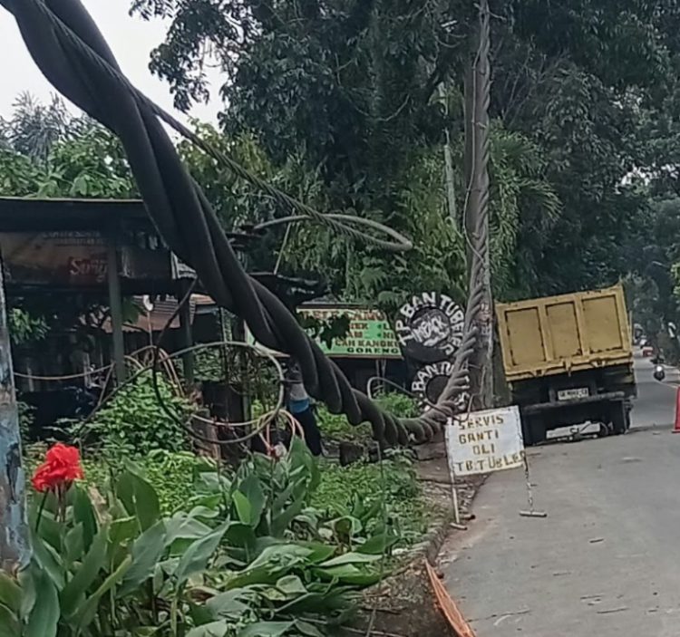Kabel PLN yang berada di Kelurahan Tambun Nabolon Kecamatan Siantar Martoba Pematangsiantar tepatnya di jalan Medan.
