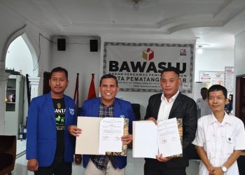 Bawaslu Kota Pematangsiantar dan GAMKI Kota Pematangsiantar saat teken MoU ( Istimewa )