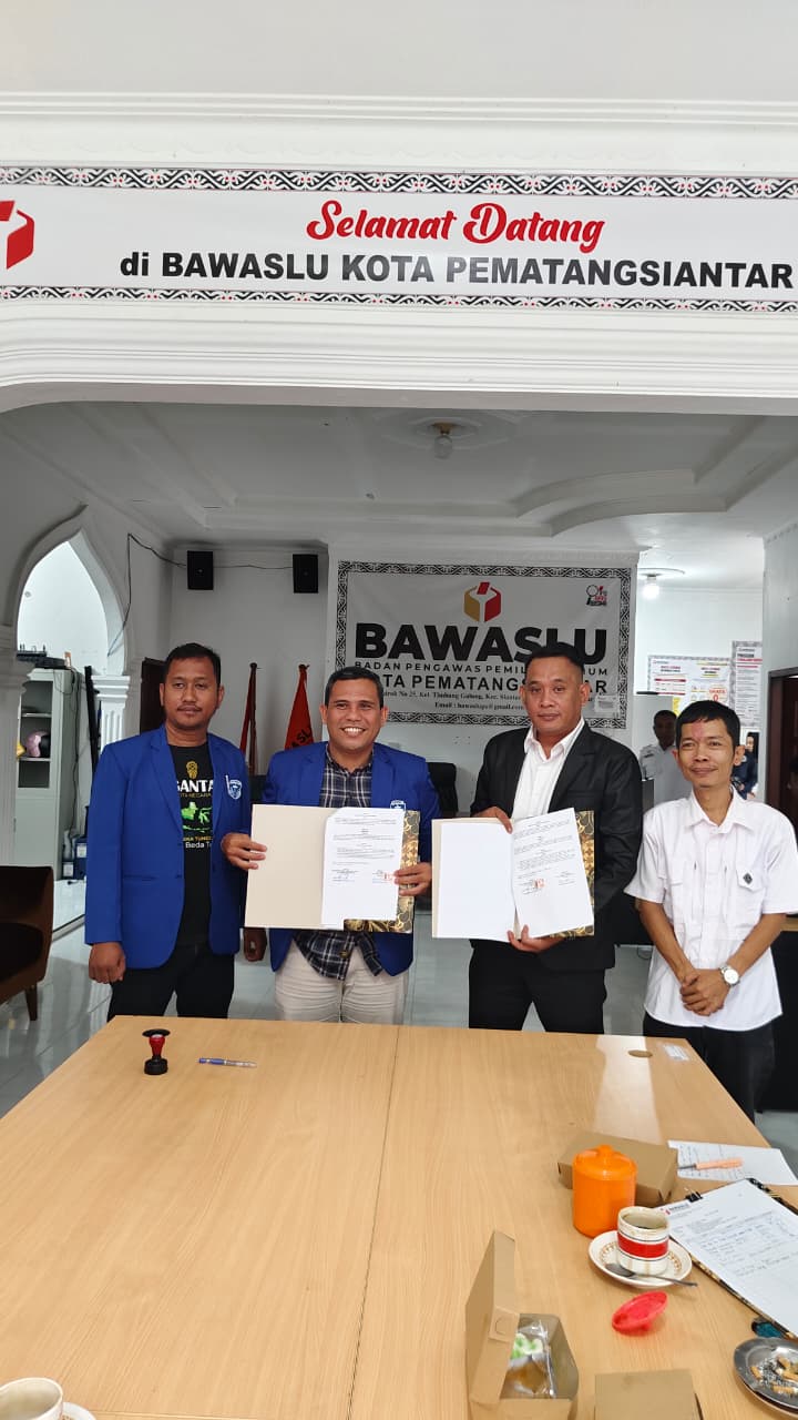 Bawaslu Kota Pematangsiantar dan GAMKI Kota Pematangsiantar saat teken MoU ( Istimewa )