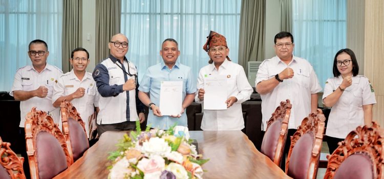 Bupati Simalungun Anton Achmad Saragih saat jalin kerjasama dengan PT Bank Sumut ( Diskominfo Simalungun )