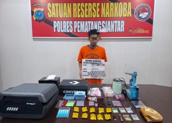 Pelaku penyalahgunaan Narkotika SWG dan barang bukti yang diamankan Polisi.