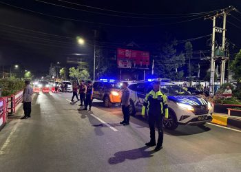 Personil Polres Pematangsiantar saat gelar KRYD dimalam hari. ( Humas Polres Pematangsiantar)