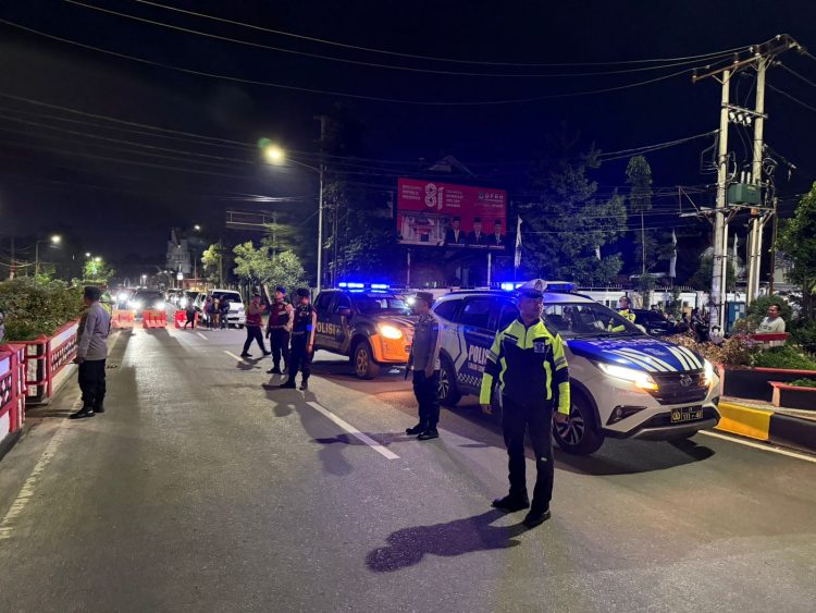 Personil Polres Pematangsiantar saat gelar KRYD dimalam hari. ( Humas Polres Pematangsiantar)