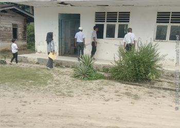 Ketua DPRD Kabupaten Simalungun Jepra Manurung saat meninjau salah satu Sekolah.
