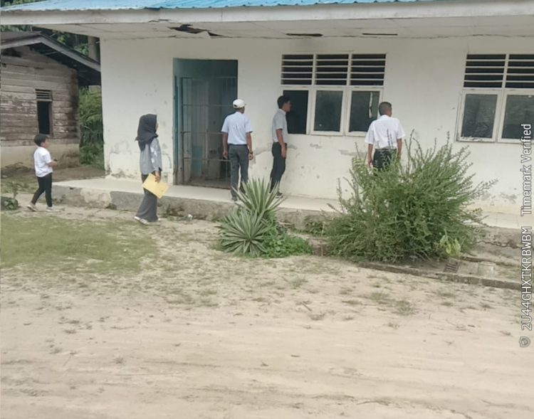 Ketua DPRD Kabupaten Simalungun Jepra Manurung saat meninjau salah satu Sekolah.