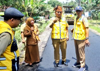 Bupati Simalungun Anton Achmad Saragih saat meninjau langsung lokasi proyek Hotmix di Kecamatan Gunung Maligas ( Diskominfo Simalungun )