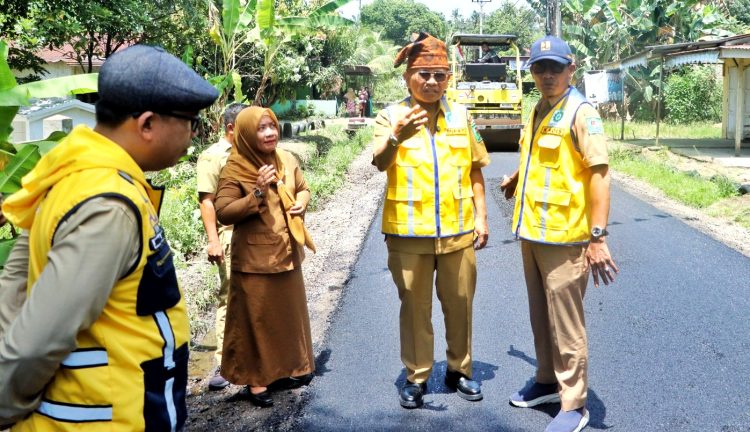 Bupati Simalungun Anton Achmad Saragih saat meninjau langsung lokasi proyek Hotmix di Kecamatan Gunung Maligas ( Diskominfo Simalungun )