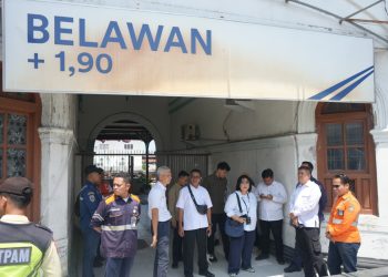 Asisten Deputi Konektivitas Darat dan Perkeretaapian Kemenko Infra, Hermin Esti Setyowati saat kunjungan ke Stasiun Belawan ( Humas PT KAI Divre I Sumut )