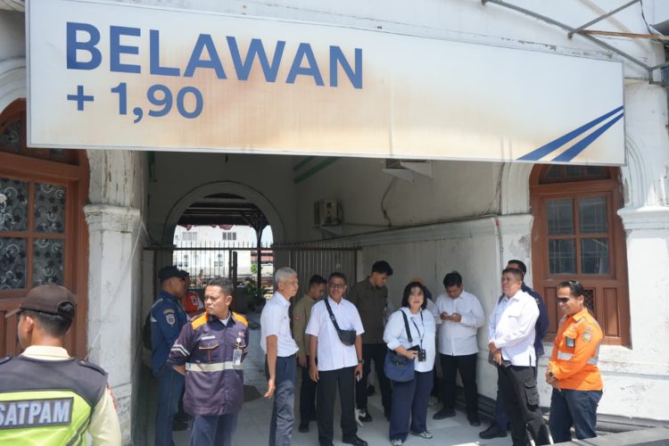 Asisten Deputi Konektivitas Darat dan Perkeretaapian Kemenko Infra, Hermin Esti Setyowati saat kunjungan ke Stasiun Belawan ( Humas PT KAI Divre I Sumut )
