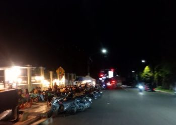 Parkir liar di jalan Sangnawaluh, depan makam Pahlawan.