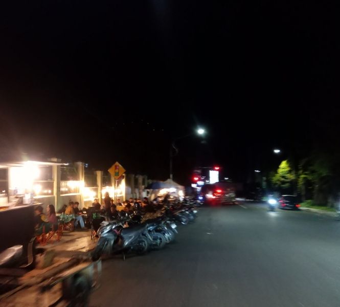 Parkir liar di jalan Sangnawaluh, depan makam Pahlawan.
