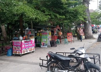 Pedagang kaki lima yang berjualan di trotoar Lapangan Merdeka Kota Pematangsiantar ( Herry Sinaga )