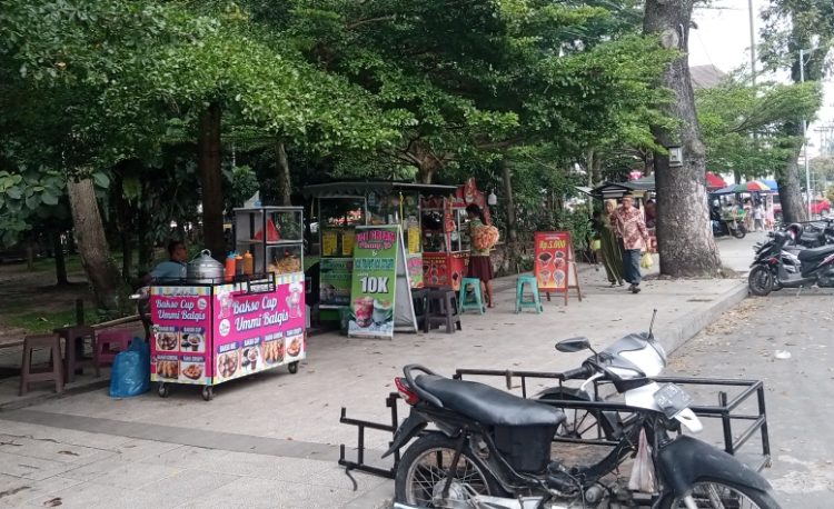 Pedagang kaki lima yang berjualan di trotoar Lapangan Merdeka Kota Pematangsiantar ( Herry Sinaga )