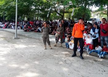Masyarakat Kota Pematangsiantar saat menyaksikan upacara HUT RI-81 di Lapangan Adam Malik. ( Herry Sinaga)