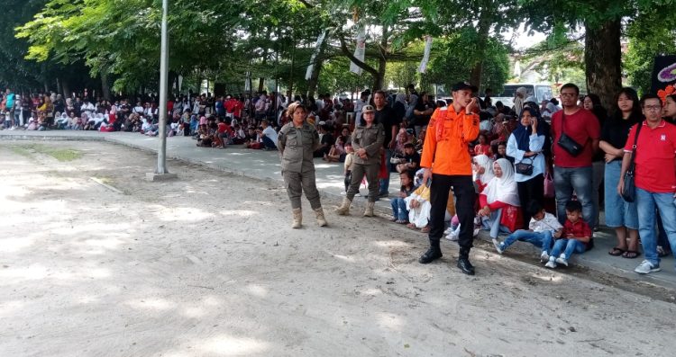 Masyarakat Kota Pematangsiantar saat menyaksikan upacara HUT RI-81 di Lapangan Adam Malik. ( Herry Sinaga)