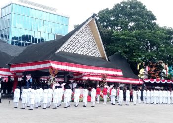 Walikota Pematangsiantarsiantar Wesly Silalahi saat pimpin upacara HUT RI-81 di Lapangan Adam Malik. ( Herry Sinaga).