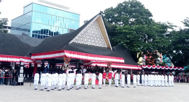 Walikota Pematangsiantarsiantar Wesly Silalahi saat pimpin upacara HUT RI-81 di Lapangan Adam Malik. ( Herry Sinaga).