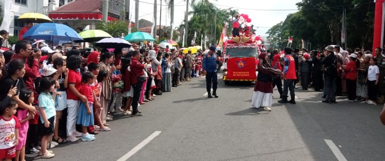 Masyarakat Kota Pematangsiantar saat menyaksikan karnaval melihat mobil yang dihiasi ( Herry Sinaga)