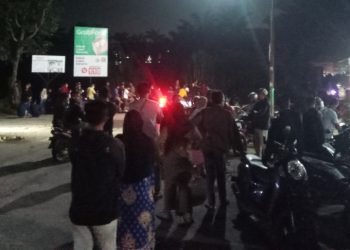 Petugas BPBD dan warga saat berada di lokasi sungai Bah Sosopan Kelurahan Pondok Sayur Kecamatan Siantar Martoba ( Herry Sinaga)