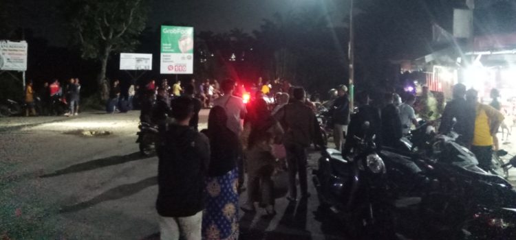 Petugas BPBD dan warga saat berada di lokasi sungai Bah Sosopan Kelurahan Pondok Sayur Kecamatan Siantar Martoba ( Herry Sinaga)