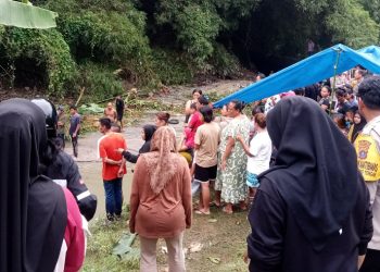 Keluarga dan warga saat berada di tenda untuk menuggu proses pencarian Hidayah ( Herry Sinaga )