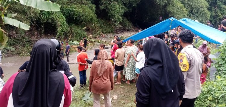 Keluarga dan warga saat berada di tenda untuk menuggu proses pencarian Hidayah ( Herry Sinaga )