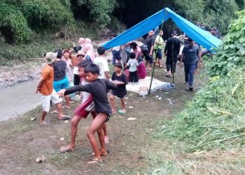 Kelurga korban dan warga saat berada di lokasi kejadian hanyut nya Hidayah Sitanggang ( Herry Sinaga)