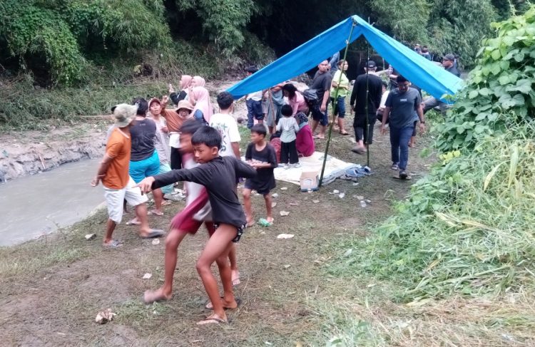 Kelurga korban dan warga saat berada di lokasi kejadian hanyut nya Hidayah Sitanggang ( Herry Sinaga)