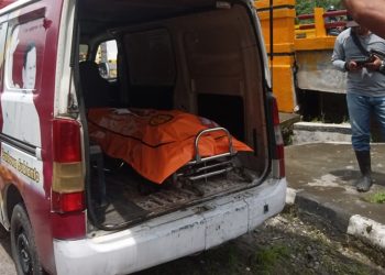 Jenazah Hidayah Sitanggang yang hanyut sudah ditemukan dan dievakuasi ke Rumah Sakit Djasamen Saragih ( Herry Sinaga)