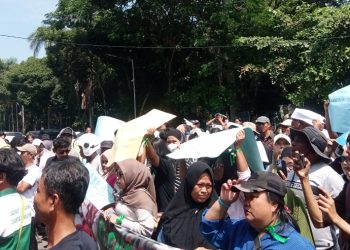 Ratusan pedagang kaki lima saat datangi Balai Kota Pematangsiantar ( Herry Sinaga )