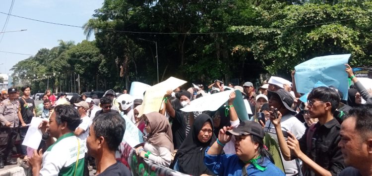 Ratusan pedagang kaki lima saat datangi Balai Kota Pematangsiantar ( Herry Sinaga )