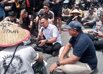 Kasat Reskrim Polres Pematangsiantar Akp Sandi Riz Akbar ( kemeja putih ) saat terima massa yang gelar aksi. ( Herry Sinaga )