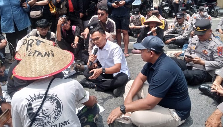 Kasat Reskrim Polres Pematangsiantar Akp Sandi Riz Akbar ( kemeja putih ) saat terima massa yang gelar aksi. ( Herry Sinaga )