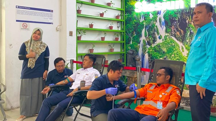 Pihak KAI Medan saat di stasiun Tebing Tinggi Donor darah.