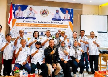 Pengurus PWI Siantar, Ketua PWI terpilih Rahayu dan Ketua PWI Sumut Farianda Putra Sinik saat Poto bersama. ( Herry Sinaga)