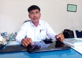 Kepala Bagian Humas Perumda Tirtauli, Dorlim Pasaribu saat ditemui dikantornya ( Herry Sinaga )