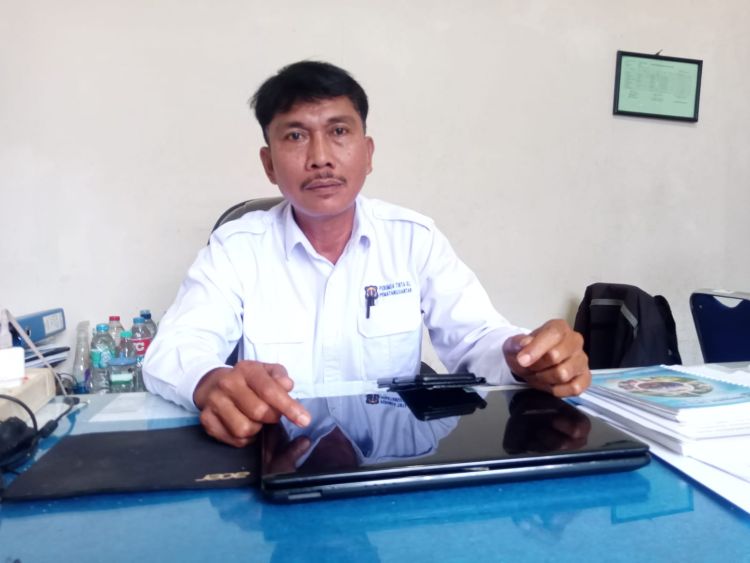 Kepala Bagian Humas Perumda Tirtauli, Dorlim Pasaribu saat ditemui dikantornya ( Herry Sinaga )