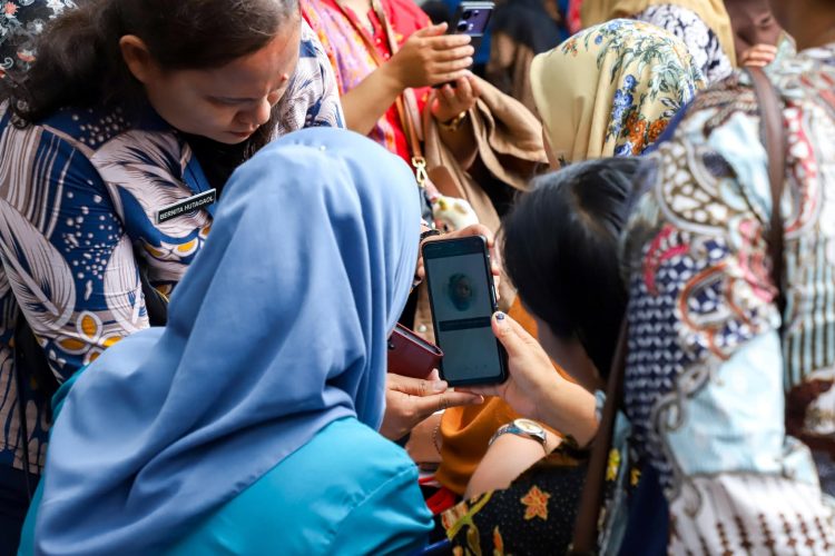 Uji coba digitalisasi bansos oleh Dinas Sosial Kota Pematangsiantar. ( Diskominfo Pematangsiantar )