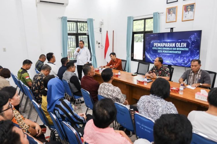 Kepala Dinas Kominfo Pematangsiantar, Johannes Sihombing saat memaparkan tentang Pustaha ( Diskominfo Pematangsiantar )