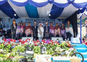 Kadisdukcapil Kota Pematangsiantar Sudarsono saat mewakili Wesly Silalahi hadiri pesta Olob-Olob GKPS Siantar II ( Diskominfo Pematangsiantar )