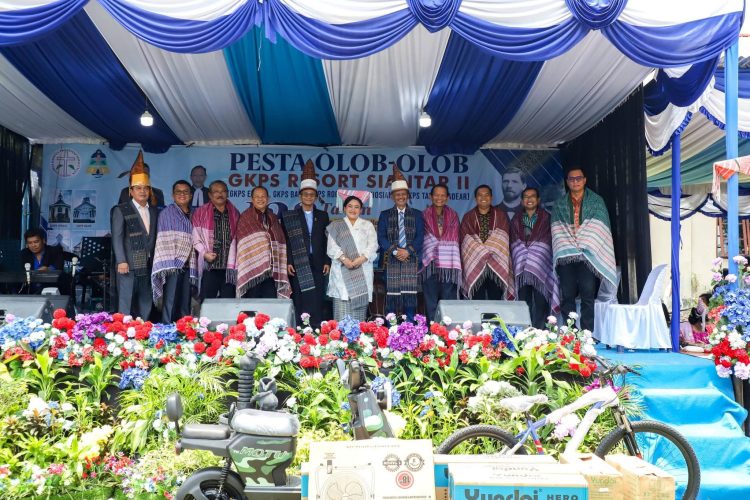 Kadisdukcapil Kota Pematangsiantar Sudarsono saat mewakili Wesly Silalahi hadiri pesta Olob-Olob GKPS Siantar II ( Diskominfo Pematangsiantar )