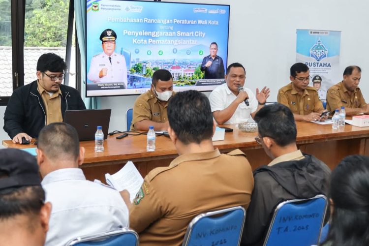 Kepala Dinas Komunikasi dan Informatika (Kominfo) Kota Pematangsiantar Johannes Sihombing saat menyampaikan pemaparan terkait Perwa Smart City ( Dinas Kominfo Pematangsiantar )