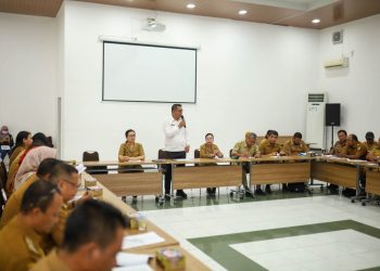 Kepala Dinas Perumahan Kawasan Pemukiman Robert Sitanggang saat menyampaikan pemaparan terkait FGD ( Dinas Kominfo Pematangsiantar )